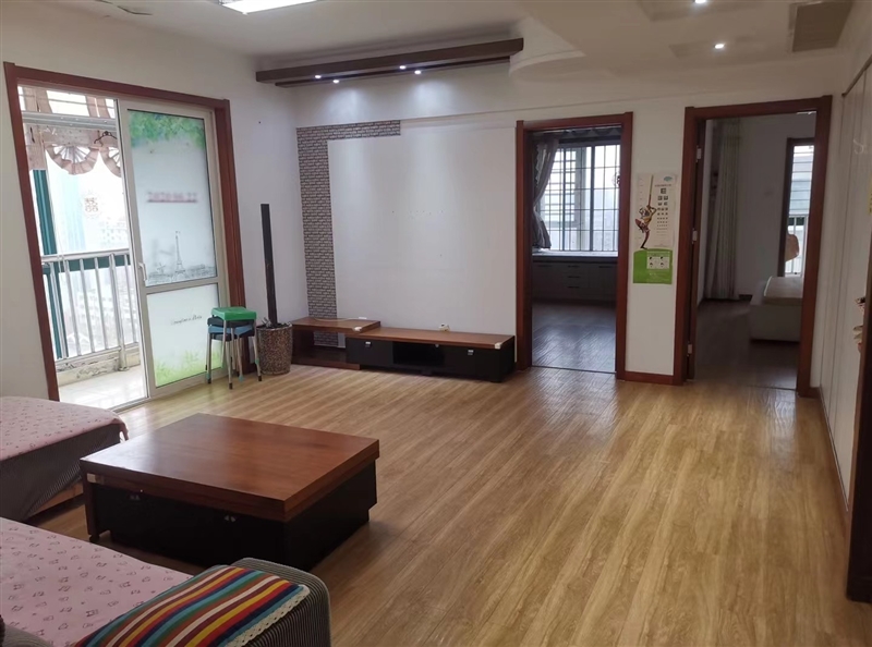 市中心,利群楼上,有车位,电梯房,带家具家电,拎包入住