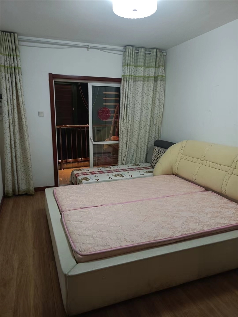 市中心,利群楼上,有车位,电梯房,带家具家电,拎包入住