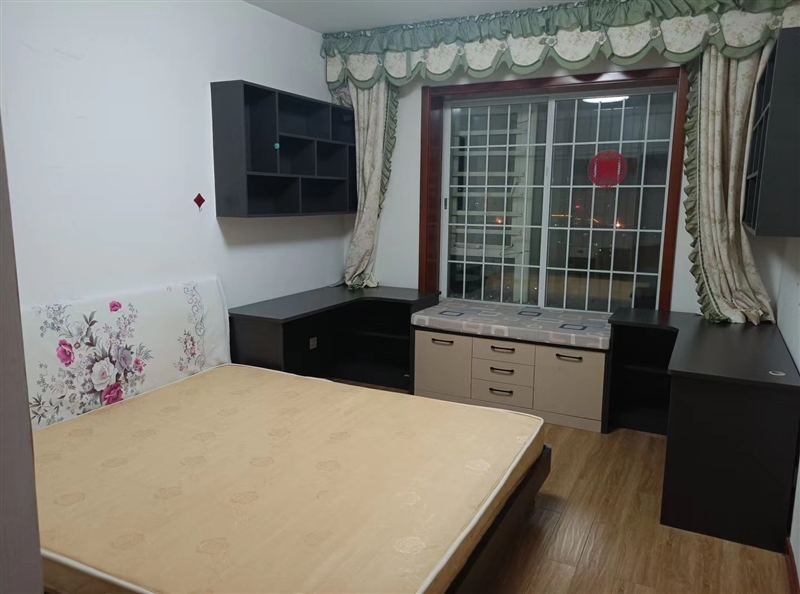 市中心,利群楼上,有车位,电梯房,带家具家电,拎包入住