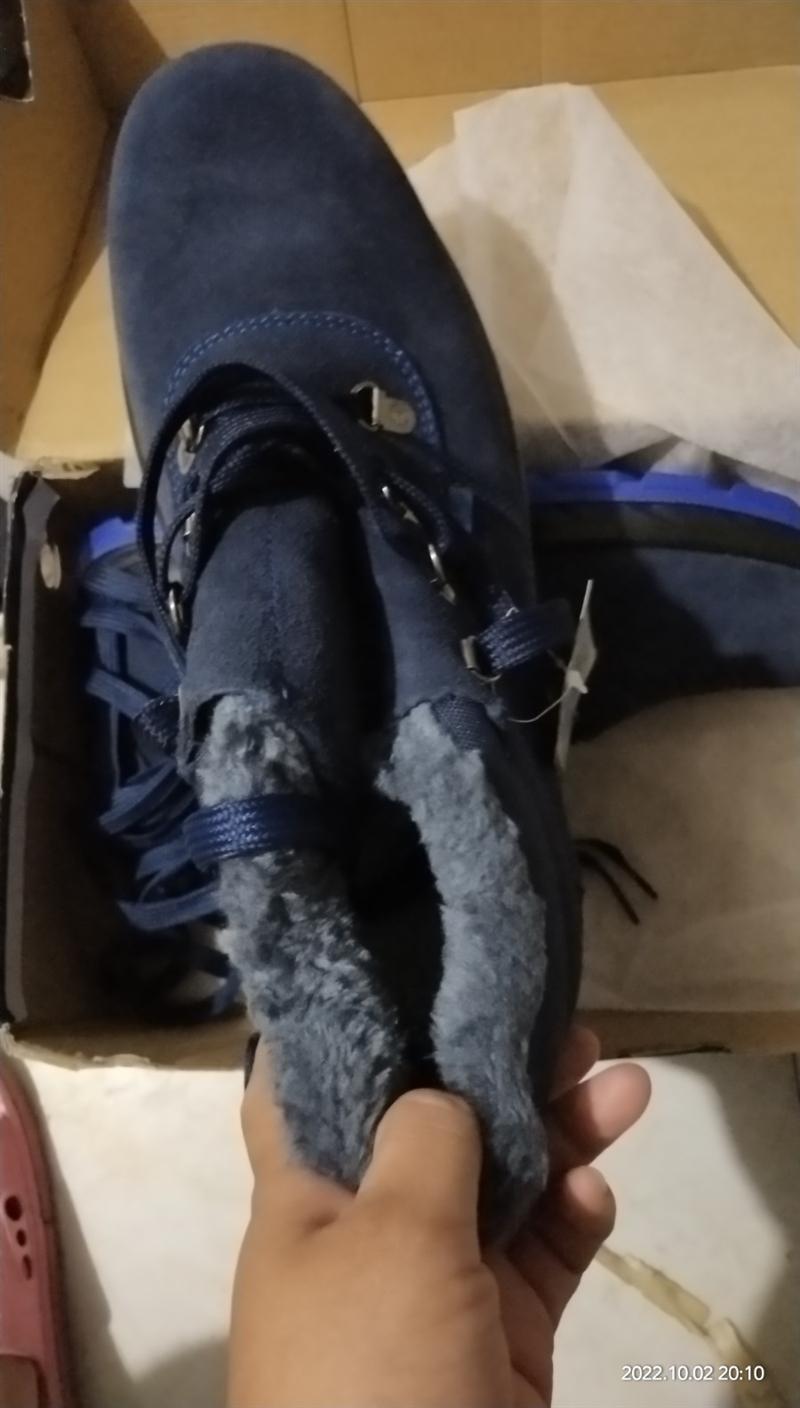 便宜处理两双全新闲置劳保鞋，44－45码都能穿。
