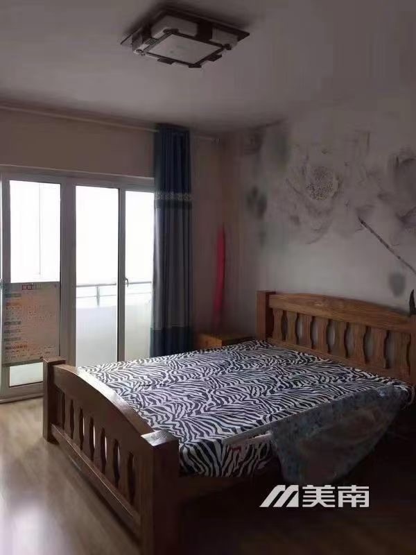 文苑星城顶加阁,主楼136阁楼96,四室两厅两卫,小区已规划按电梯,实木装修,房主急售,72万,看好