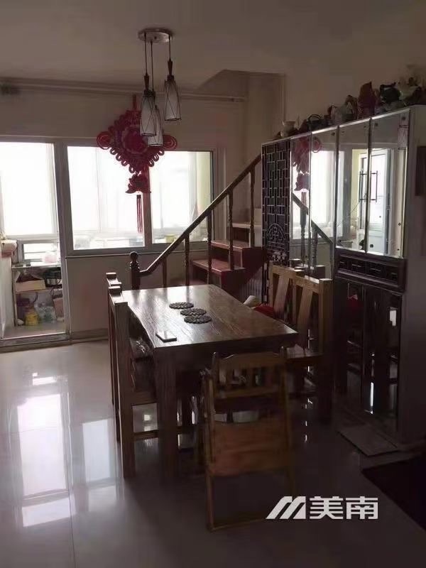 文苑星城顶加阁,主楼136阁楼96,四室两厅两卫,小区已规划按电梯,实木装修,房主急售,72万,看好