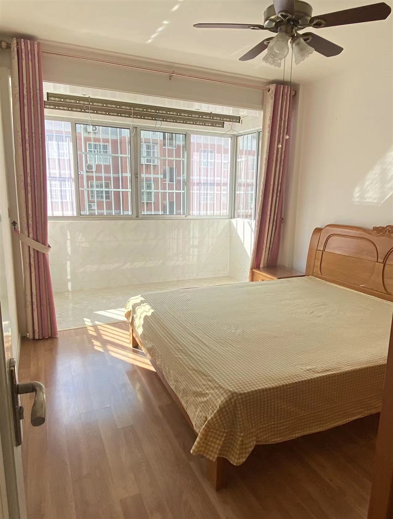 非中介!坊苑东区 3楼 已供暖 实木家具 拎包入住