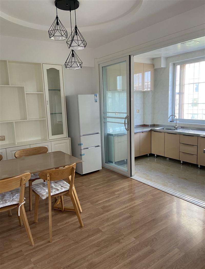 非中介!坊苑东区 3楼 已供暖 实木家具 拎包入住