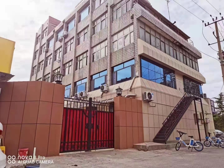 交运出站口有带院公寓出租,租金1200一月,家具家电齐全