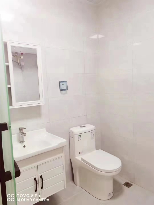 交运出站口有带院公寓出租,租金1200一月,家具家电齐全