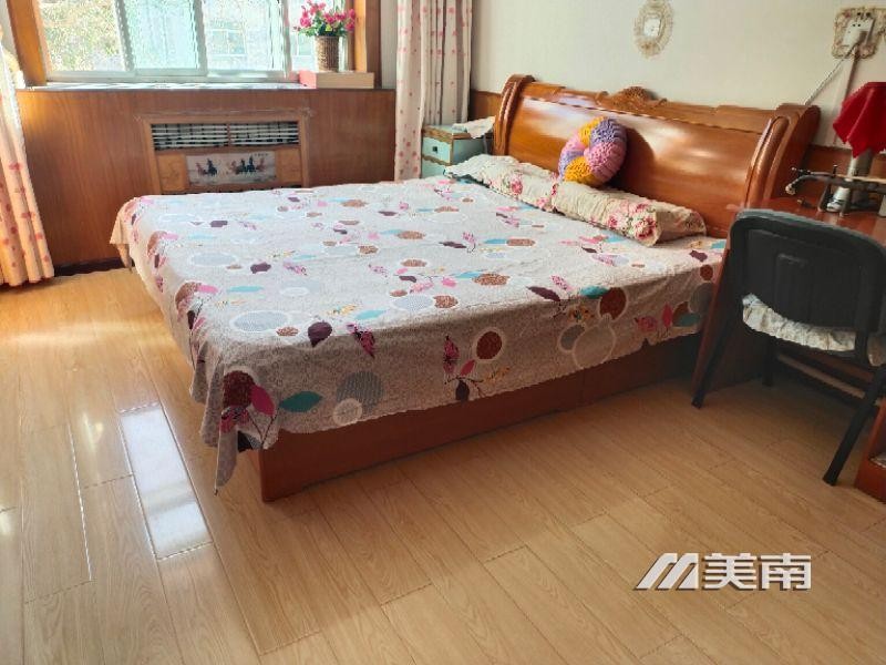 3文峰中学学区3楼,92多平三室,仅售39万8