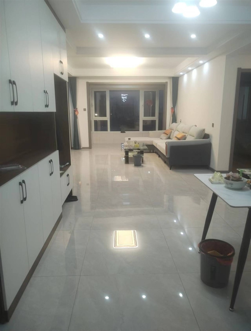 瑞莱首府,精装电梯房,一个卫生间改成衣帽间了,带家具家电,拎包入住