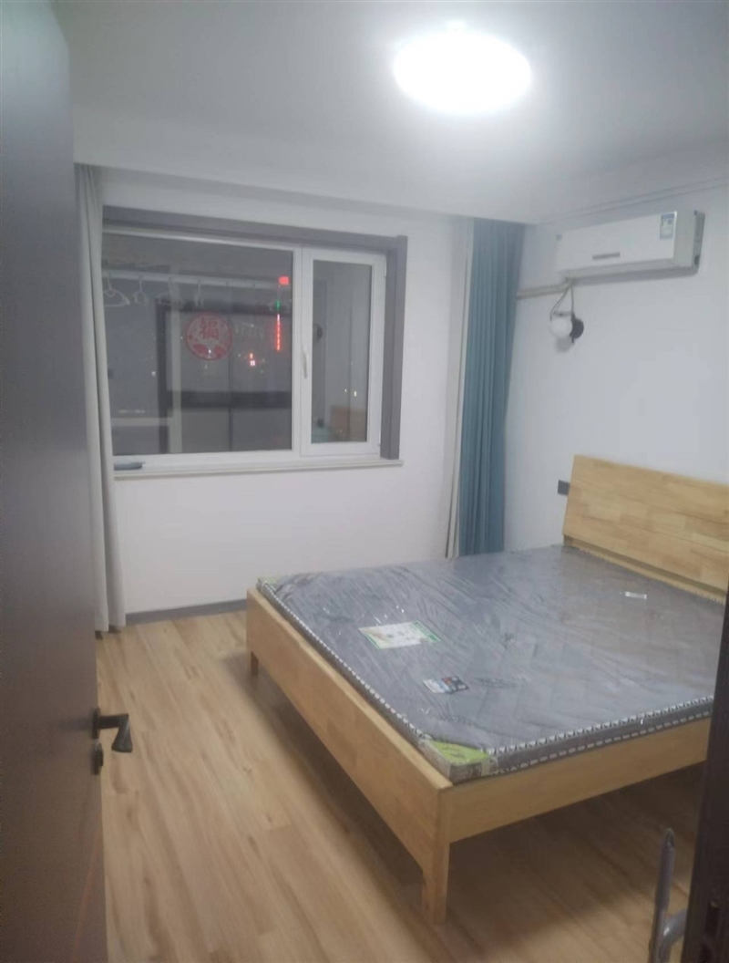 瑞莱首府,精装电梯房,一个卫生间改成衣帽间了,带家具家电,拎包入住