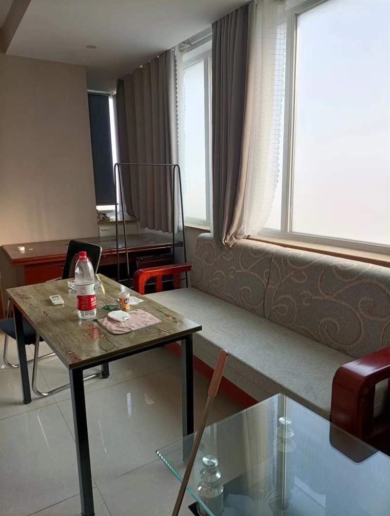 市中心,大润发附近,精装电梯房,带家具家电,拎包入住