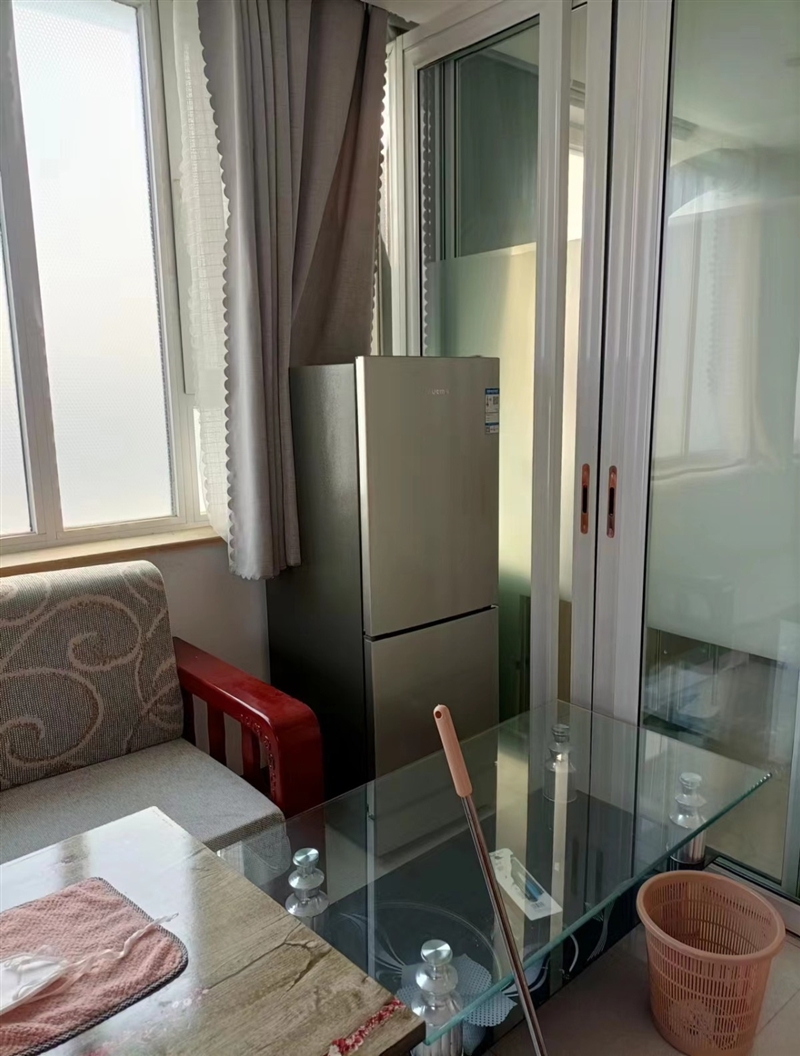 市中心,大润发附近,精装电梯房,带家具家电,拎包入住