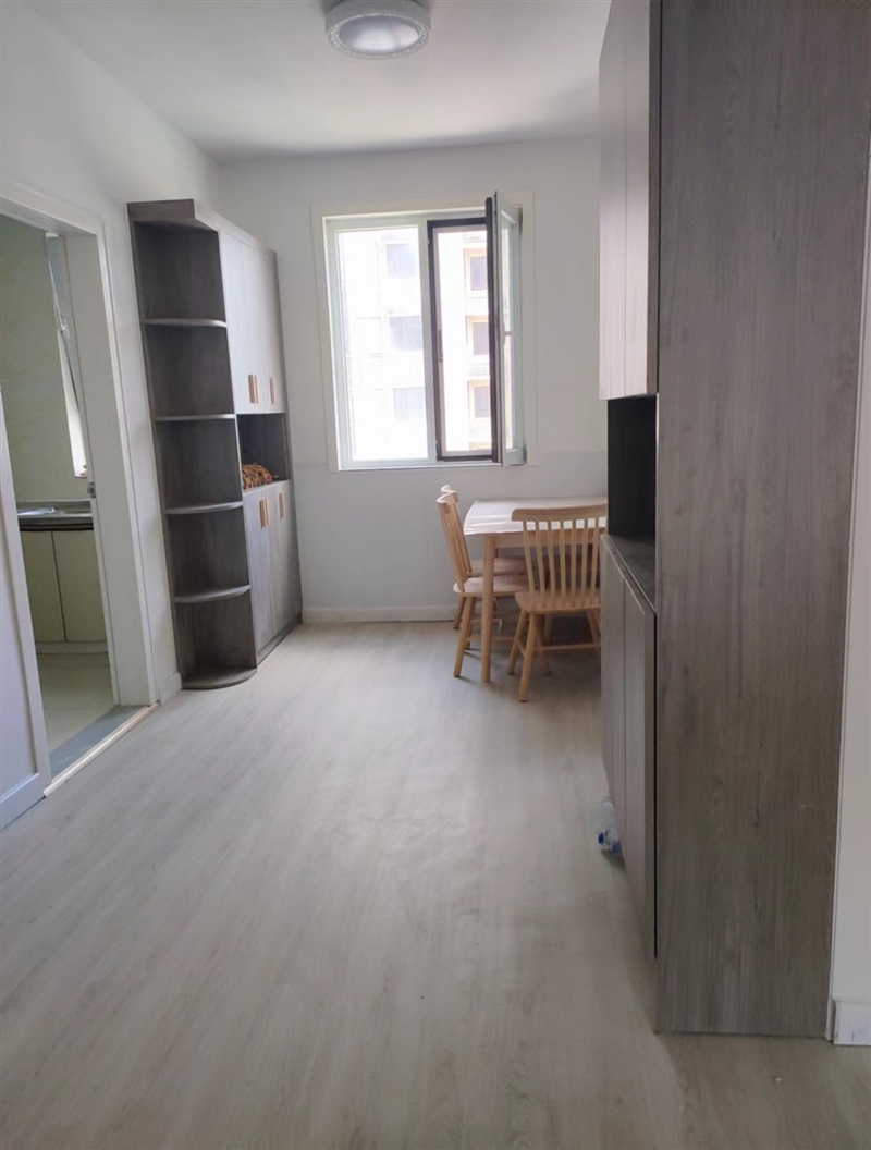 一中附近,凯旋城,车位免费,电梯房,带家具家电,拎包入住