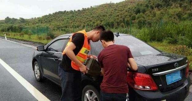 ✌✌烟台市❀❀附近晚上能拖车,换备胎的电话☀☀