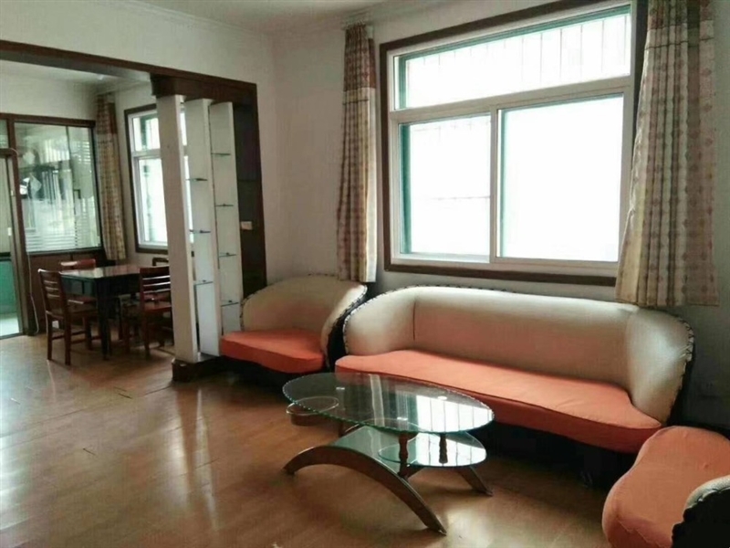 一小附近,艺苑小区,三室一厅中装步梯低层,南北通透拎包入住