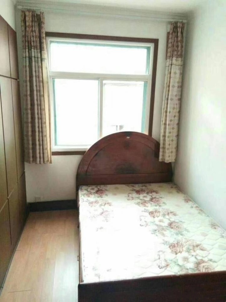 一小附近,艺苑小区,三室一厅中装步梯低层,南北通透拎包入住