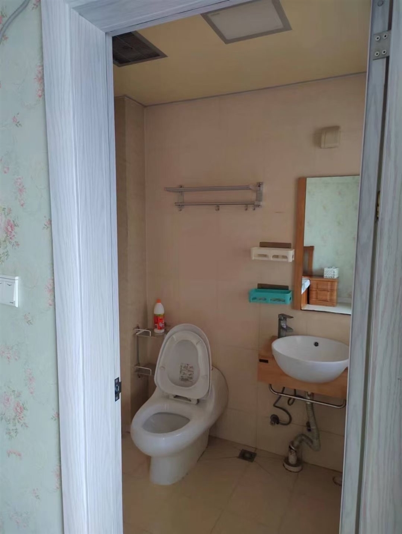 000055明苑西区电梯房  126平  三室两厅一卫  拎包入住 2600元