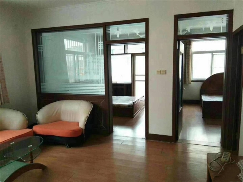 一小附近,三室两厅精装步梯低层,南北通透拎包入住楼下好停车