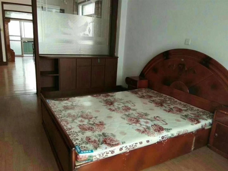 一小附近,三室两厅精装步梯低层,南北通透拎包入住楼下好停车