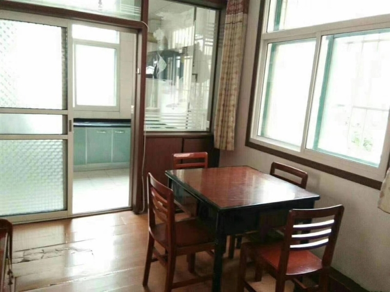 一小附近,三室两厅精装步梯低层,南北通透拎包入住楼下好停车