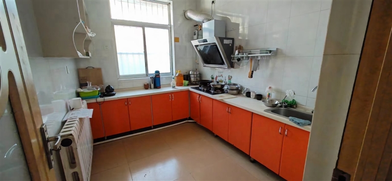 北小区,一楼带院,可住两家,带家具家电,拎包入住