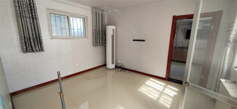 北小区,一楼带院,可住两家,带家具家电,拎包入住