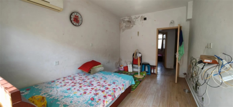 北小区,一楼带院,可住两家,带家具家电,拎包入住