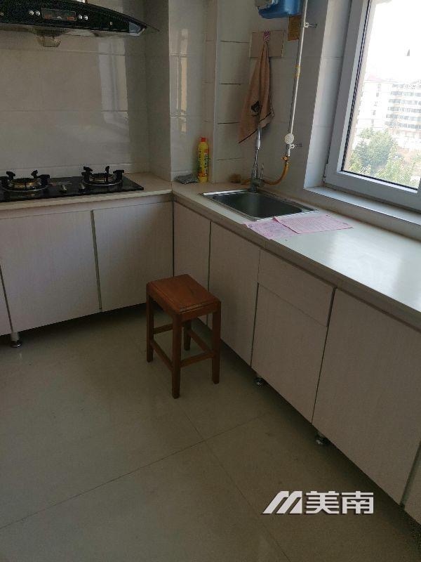 001504云峰丽景步梯中层100平,精妆三室两厅,售价40万