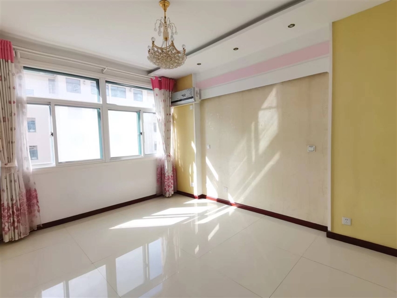 000375汇泉花园B区,中层精装三室两厅两卫,126平米,仅售75万