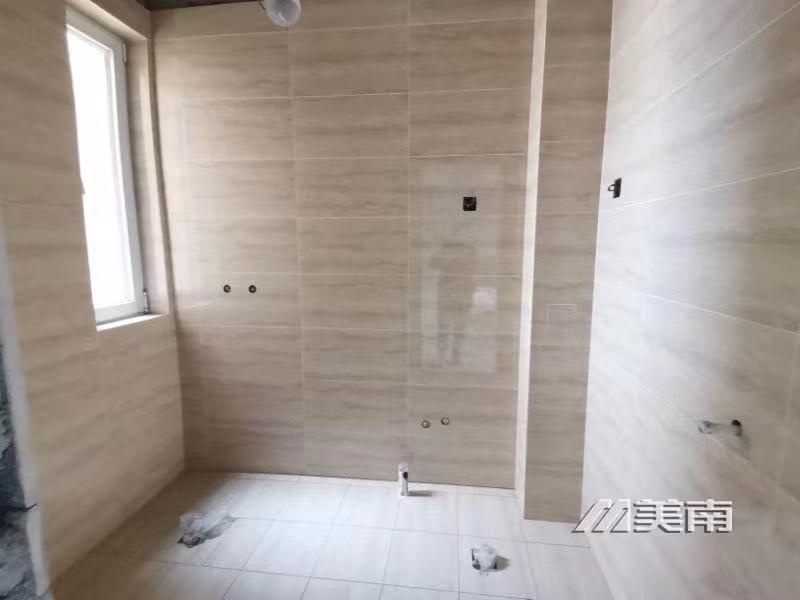 000251中铁电梯高层117平米,水电已改,阳台厨房卫生间已铺瓷砖,南北通透采光好,仅售75万