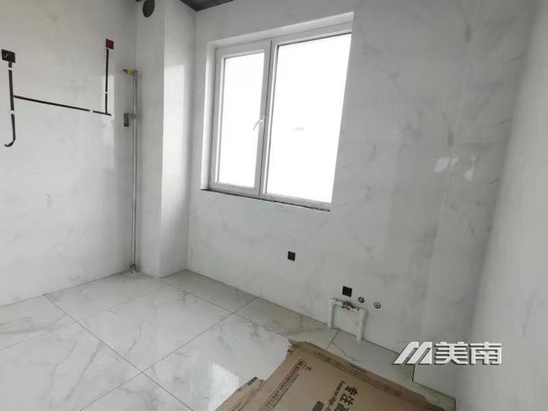 000251中铁电梯高层117平米,水电已改,阳台厨房卫生间已铺瓷砖,南北通透采光好,仅售75万