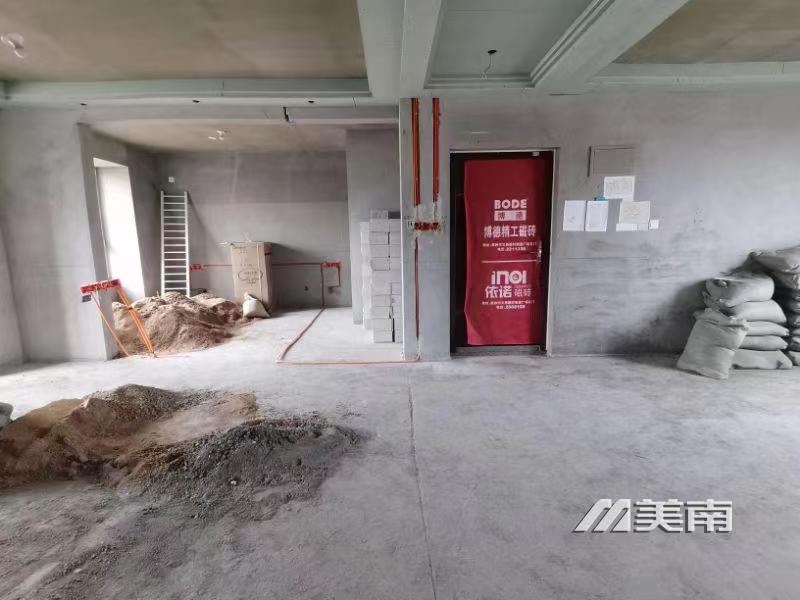 000251中铁电梯高层117平米,水电已改,阳台厨房卫生间已铺瓷砖,南北通透采光好,仅售75万