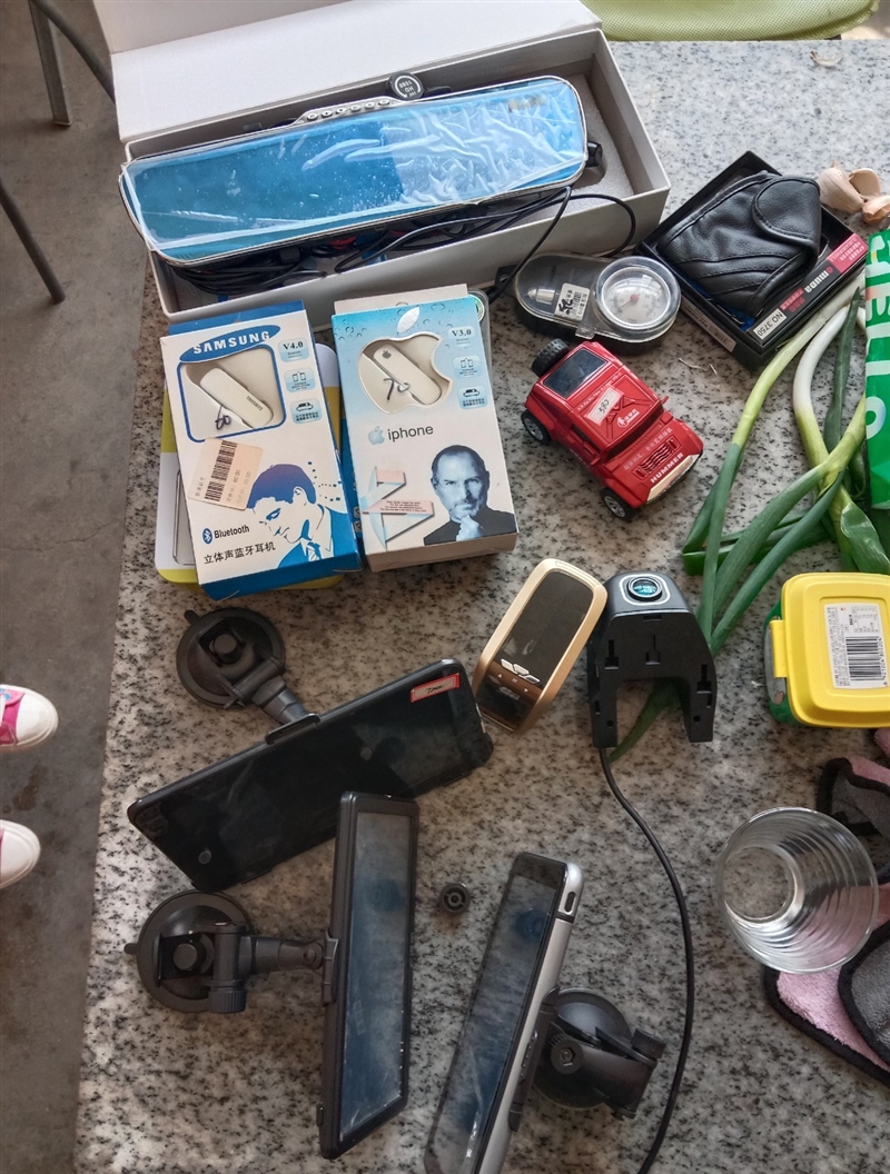 出售汽车用品行车记录仪等