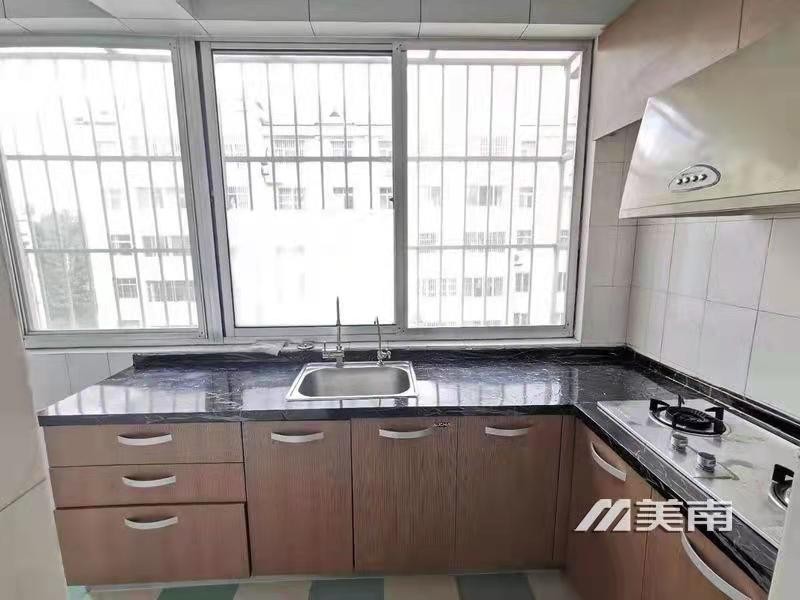 急售东苑小区三楼,精装三室带车库,63万8,看中价还可议