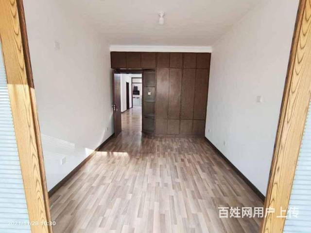 教育路一楼三室59万精装修