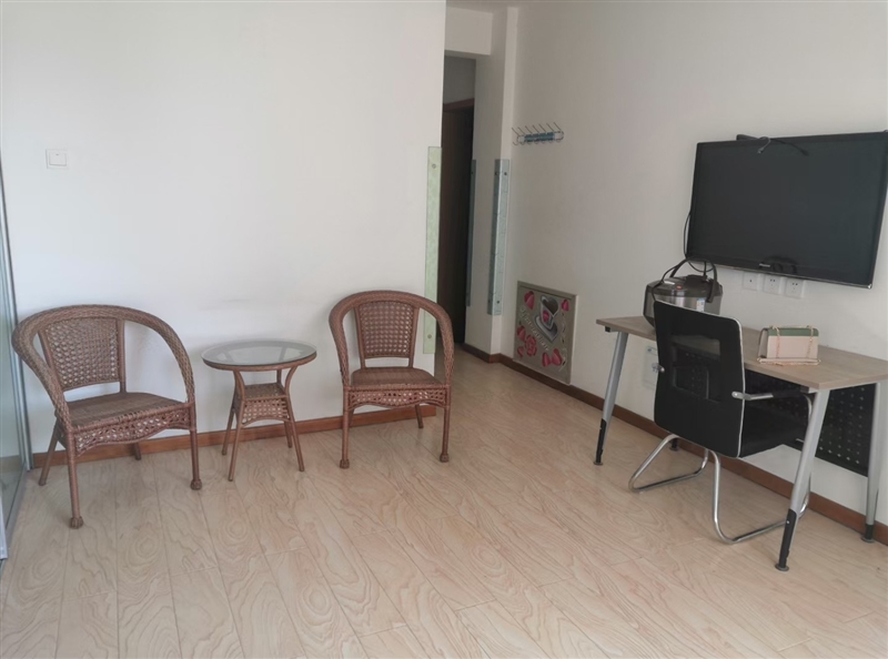 市中心一室一厅客卧分离住宅小户型,家具家电齐全,拎包入带车位