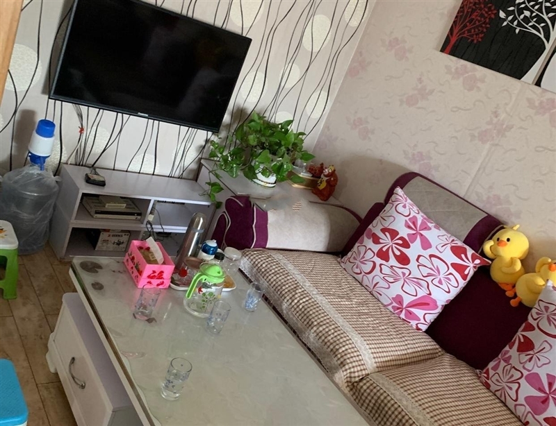 市中心实验二小附近,临近广场两室两厅精装,南北通透拎包入住