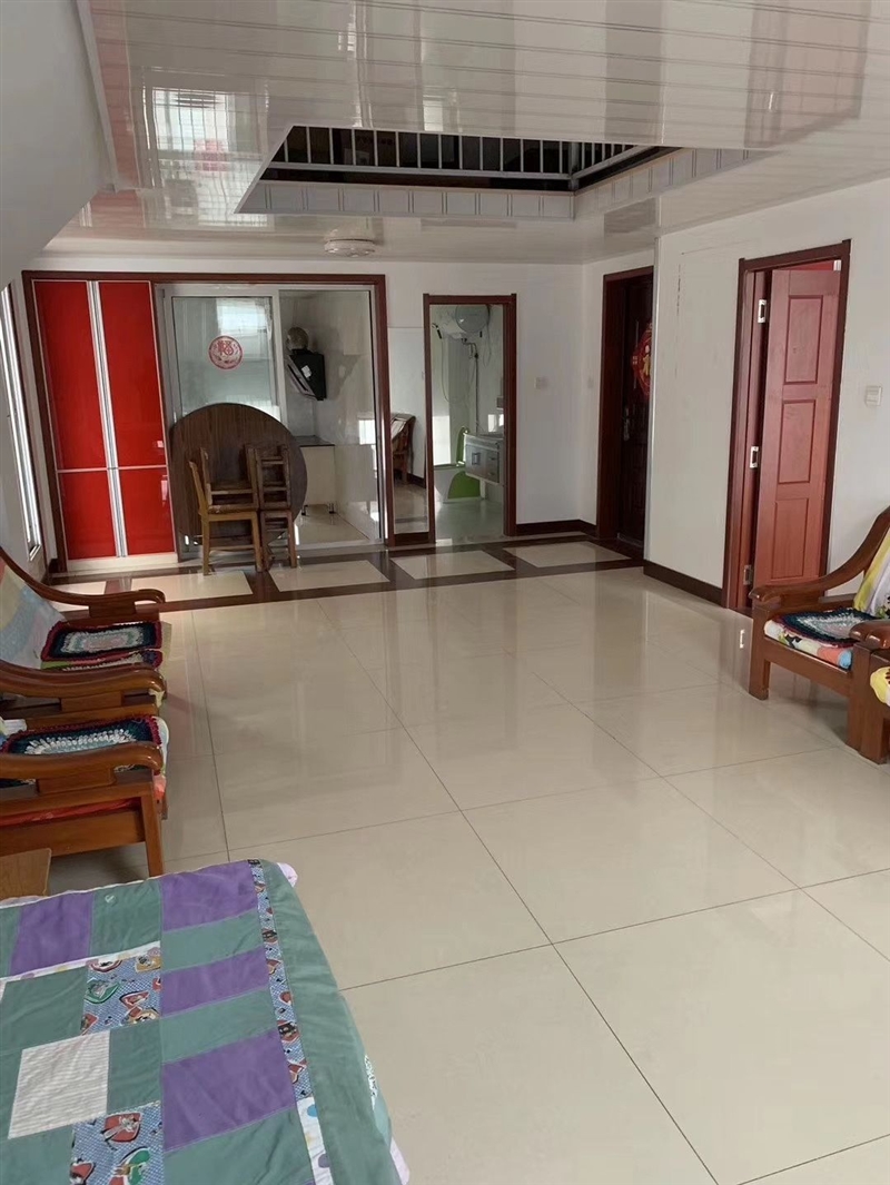 开发区恒通市场附近,两室两厅精装电梯阁楼,南北通透拎包入住