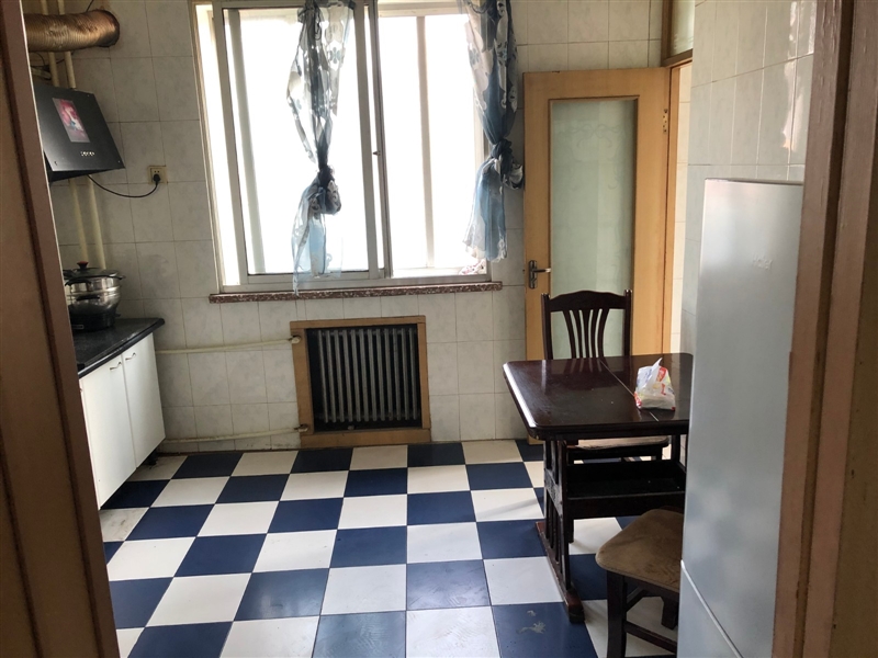 市中心,鼓楼街附近,精装低楼层,带家具家电,拎包入住