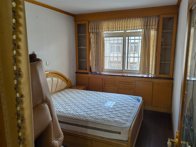 市中心,三室朝阳,精装修,带家具家电,拎包入住