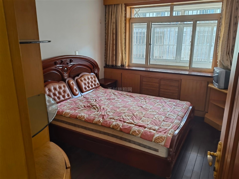 市中心,三室朝阳,精装修,带家具家电,拎包入住