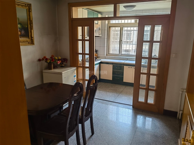 市中心,三室朝阳,精装修,带家具家电,拎包入住