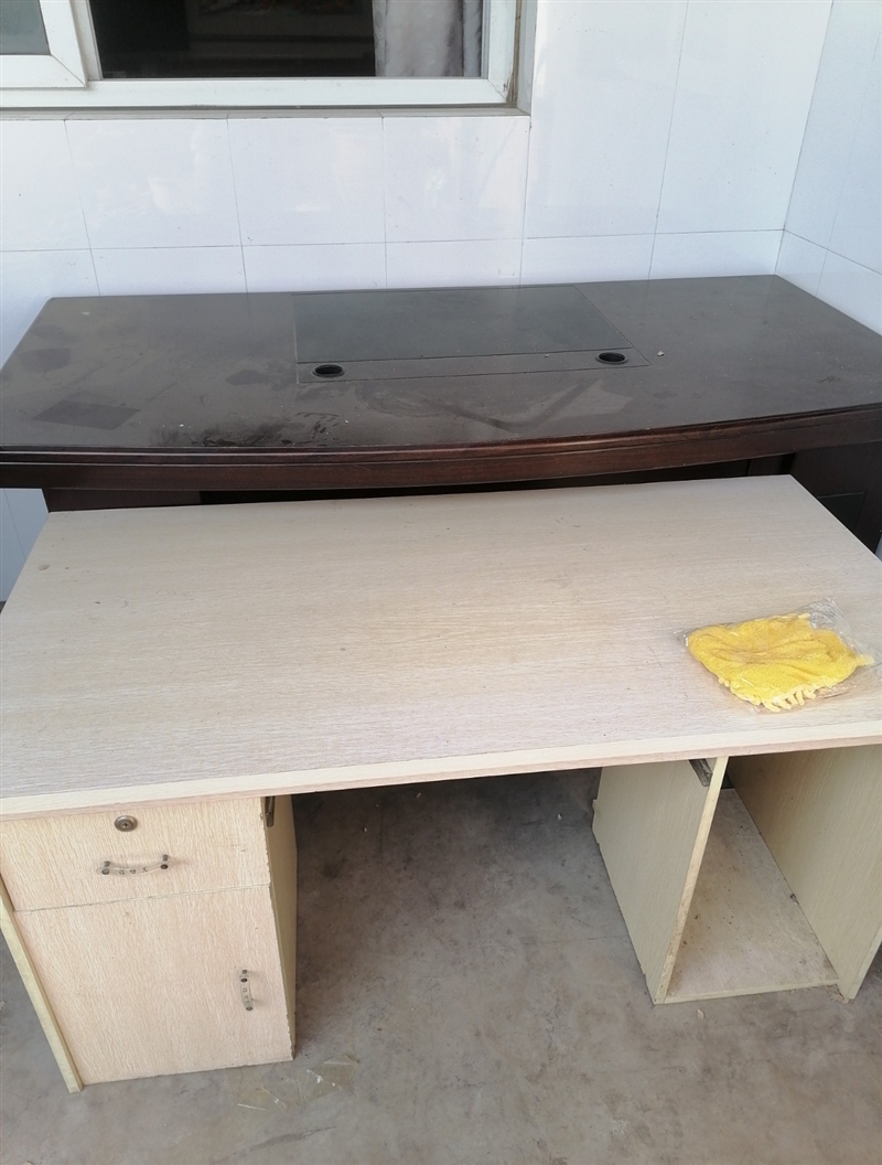 转让两个电脑桌电脑椅