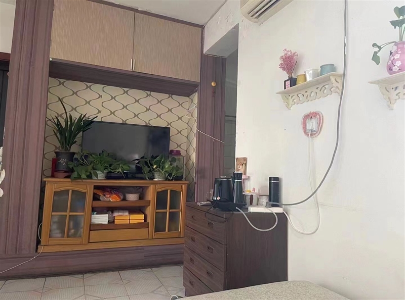 北小区,两室一厅精装低层,家具家电齐全,拎包入住