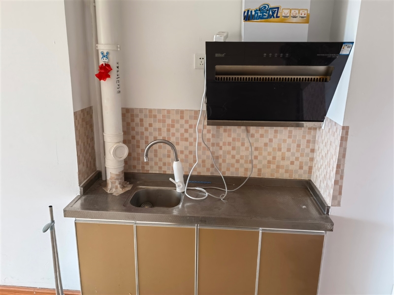 城西,金鸿大厦南向,精装电梯房,带家具家电,拎包入住