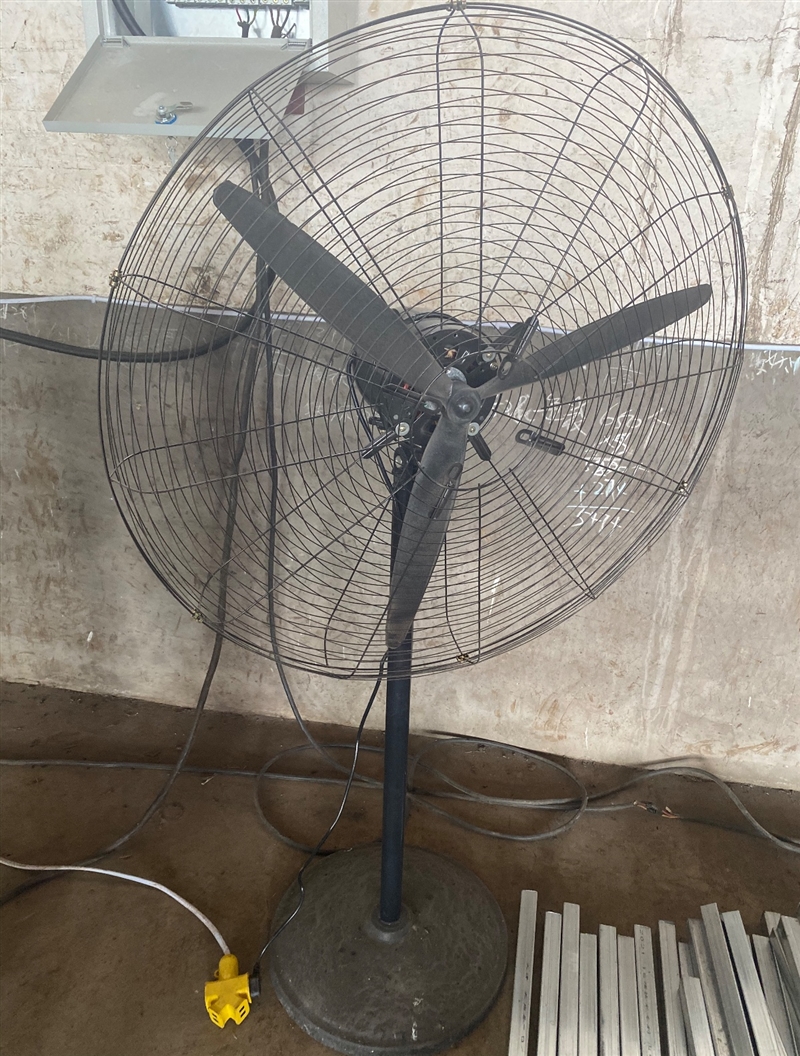 刚买了一个月的工业电扇,椅子出售!!