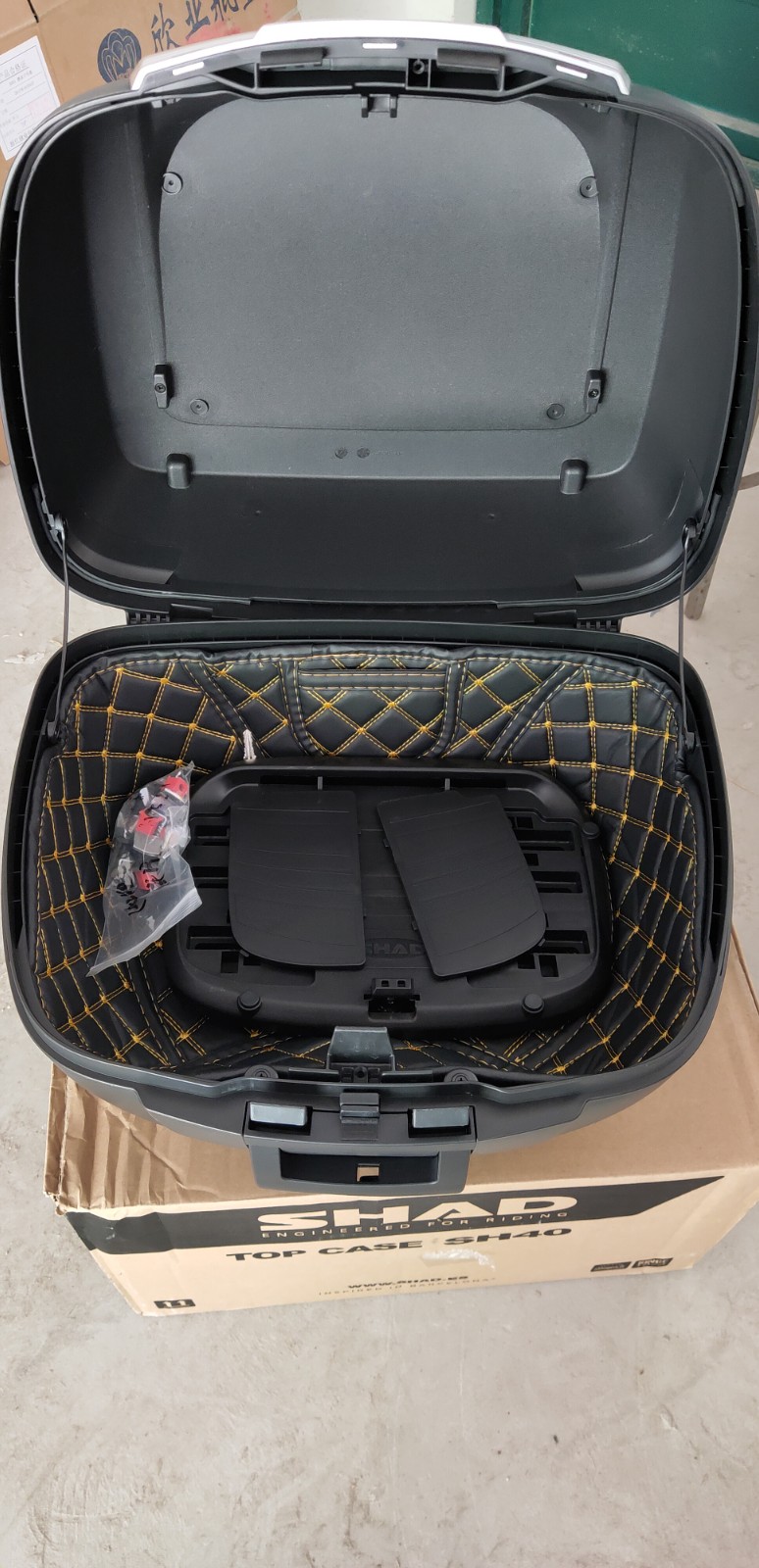 出售几乎全新夏德40尾箱一个