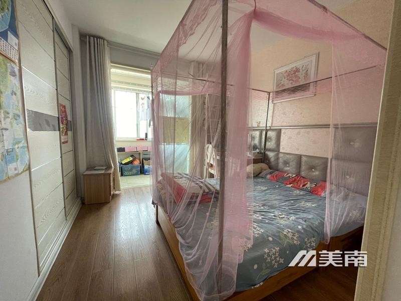 梅苑华庭低楼层123平加小房,精妆三室两厅,全明户型,框架地暖,今78万