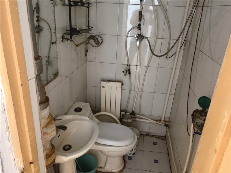 大骋车站附近,百大家属楼,精装修,带家具家电,拎包入住