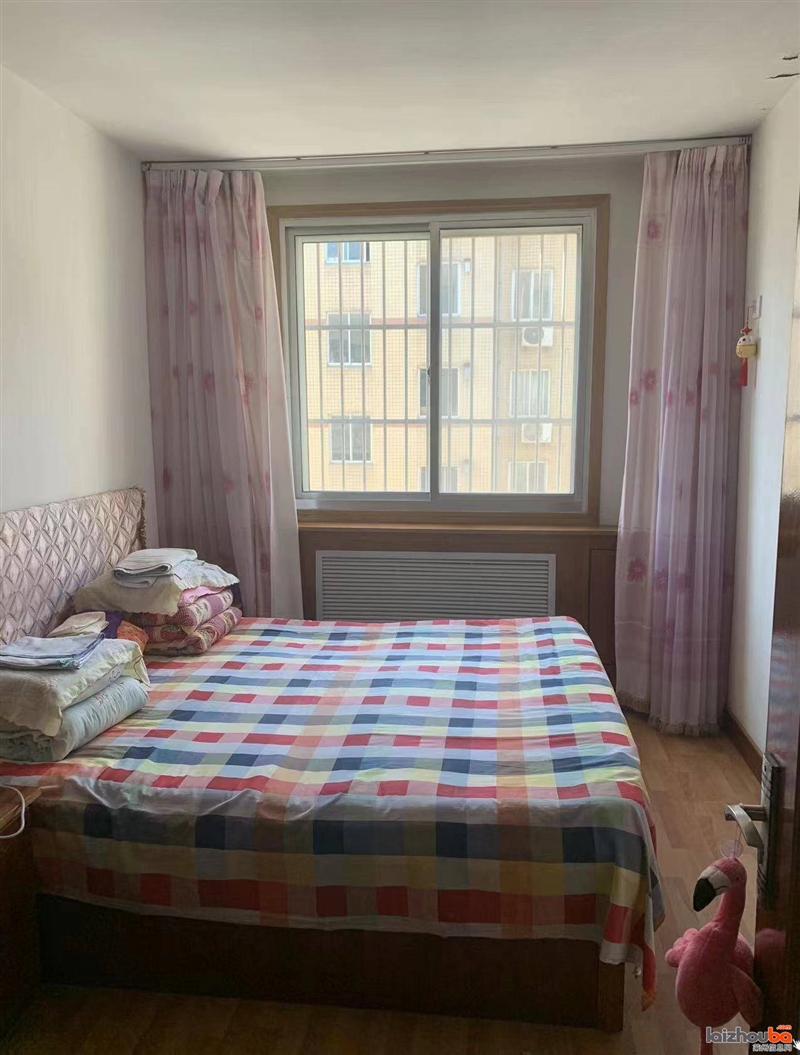 粮建小区三楼,三室两厅一卫,带小房和车库
