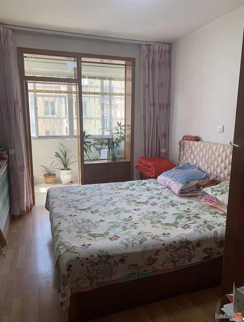 粮建小区三楼,三室两厅一卫,带小房和车库